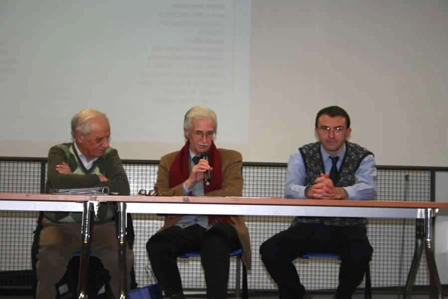 da sinistra: il presidente del Circolo Alba Antonio Vaccaro, il poeta Alfredo Maestroni ed il presentatore Fausto Bossi 